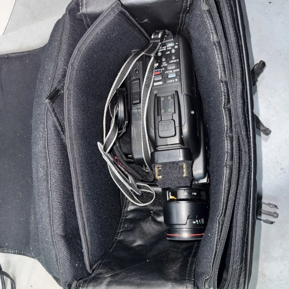 Canon E250A Camcorder Canovision plus extras in Case, w/battery&charger UNTESTED